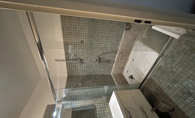 Douche d origine avec receveur en céramique.