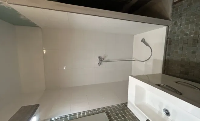 Mise en place d'une paroi en placo, du receveur en résine et du carrelage